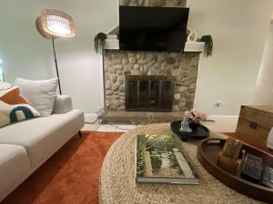 Secluded Luxe 5BR Estate| Pool, Wineries, Near ND