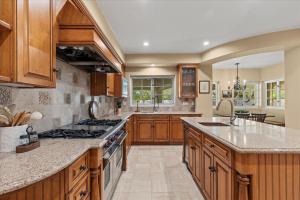 5800 sq ft Gorgeous Tarzana 7 bedroom 9 bathroom home with pool and hot tub