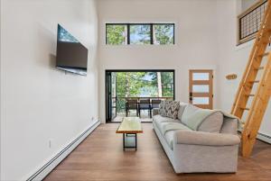 La Casita Little Sebago Lake with hot tub!