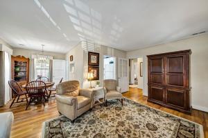 Charming 2BR - Antique Cottage