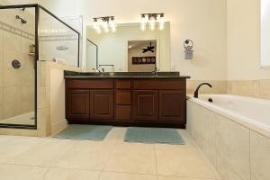 Shop, Soak &Sleep Galleria 3BR Retreat Private Jacuzzi