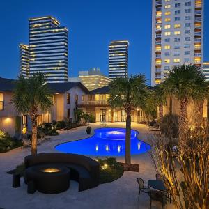 Saltwater Pool 2BR Near Galleria Walkable, Stylish & Central Marquee Uptown