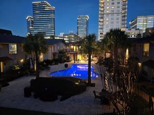 Saltwater Pool 2BR Near Galleria Walkable, Stylish & Central Marquee Uptown