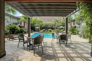 Saltwater Pool 2BR Near Galleria Walkable, Stylish & Central Marquee Uptown