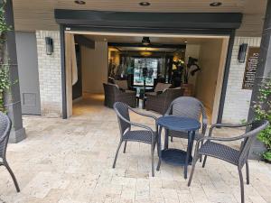 Saltwater Pool 2BR Near Galleria Walkable, Stylish & Central Marquee Uptown