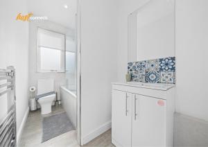 2 Bed Sleeps 4 with Private Parking in Airdrie