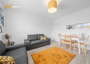 2 Bed Sleeps 4 with Private Parking in Airdrie