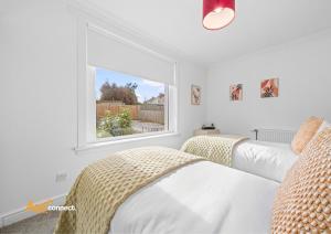 2 Bed Sleeps 4 with Private Parking in Airdrie