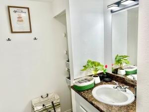 Stylish & Cozy Townhome Getaway in Lynnwood!