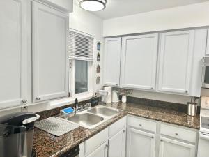 Stylish & Cozy Townhome Getaway in Lynnwood!