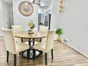 Stylish & Cozy Townhome Getaway in Lynnwood!