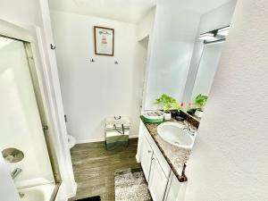 Stylish & Cozy Townhome Getaway in Lynnwood!