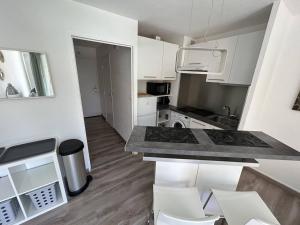 Studio rénové avec terrasse et parking au Lavandou - FR-1-251-871