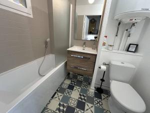 Studio rénové avec terrasse et parking au Lavandou - FR-1-251-871