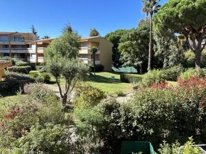 Studio rénové avec terrasse et parking au Lavandou - FR-1-251-871