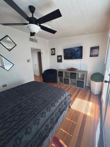 Estudio práctico y confortable en segundo piso