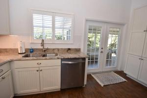 Beach Steps Away Fenced Yard Bikes & Pets OK