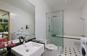 Ground-Floor Family Deluxe Pool Access C1-U20