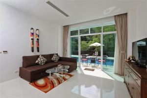 Ground-Floor Family Deluxe Pool Access C1-U20