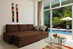 Ground-Floor Family Deluxe Pool Access C1-U20