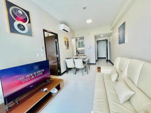 Heart of Mactan Newtown big space with free wifi and pool access