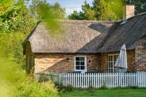 Charming Thatched Cottage Near North Sea