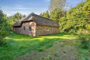 Charming Thatched Cottage Near North Sea
