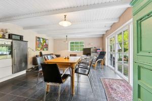 Charming Thatched Cottage Near North Sea