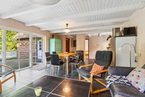 Charming Thatched Cottage Near North Sea