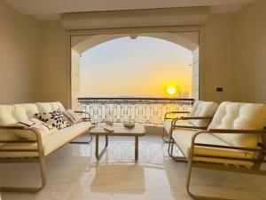 Luxury 3 Master Bedrooms Nile& Pyramids open View