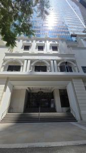 BGC Hotel Vibe with City View at Uptown Parksuites near St Lukes, Grand Hyatt Hotel, Uptown Mall, and Mitsukoshi Mall