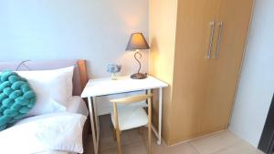 BGC Hotel Vibe with City View at Uptown Parksuites near St Lukes, Grand Hyatt Hotel, Uptown Mall, and Mitsukoshi Mall