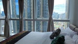 BGC Hotel Vibe with City View at Uptown Parksuites near St Lukes, Grand Hyatt Hotel, Uptown Mall, and Mitsukoshi Mall