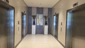 BGC Hotel Vibe with City View at Uptown Parksuites near St Lukes, Grand Hyatt Hotel, Uptown Mall, and Mitsukoshi Mall