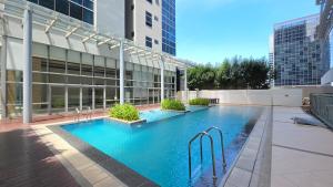 BGC Hotel Vibe with City View at Uptown Parksuites near St Lukes, Grand Hyatt Hotel, Uptown Mall, and Mitsukoshi Mall