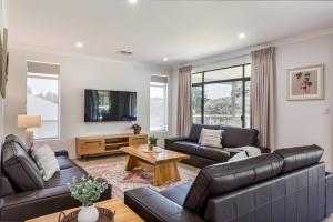 Wildgreen Villa - Lakeside Hideaway in Winery Estate