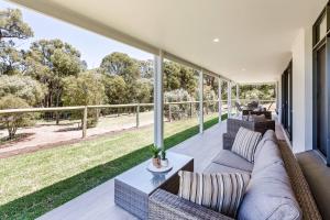 Wildgreen Villa - Lakeside Hideaway in Winery Estate