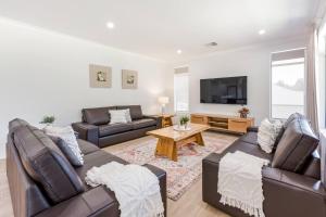 Wildgreen Villa - Lakeside Hideaway in Winery Estate