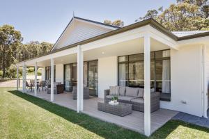 Wildgreen Villa - Lakeside Hideaway in Winery Estate