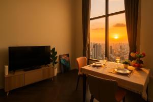 Luxury Loft with Stunning 25th Floor View