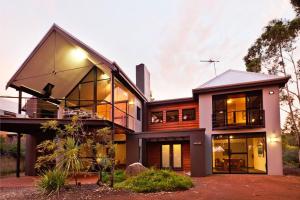 Whitehaven - Stylish Group Retreat with Ocean Views