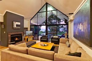 Whitehaven - Stylish Group Retreat with Ocean Views