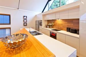 Whitehaven - Stylish Group Retreat with Ocean Views