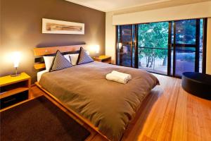 Whitehaven - Stylish Group Retreat with Ocean Views