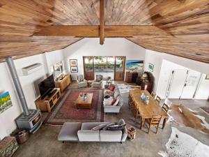 Wisteria Vines Estate - Rustic Elegance by the Coast