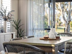 Wine Down - Golfside Luxe Near Dunsborough Town