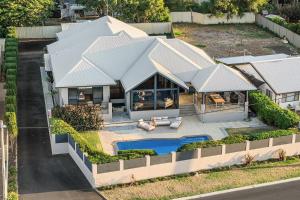 Tides Edge - Stunning Pool House by the Beach