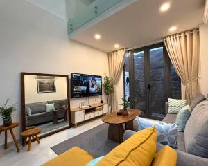 LYLAC Home Saigon NTMK - City Center Spacious Modern Townhouse Roof Terrace