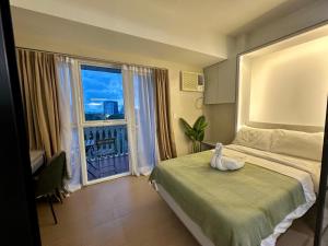 Awesome Sunset View in Venice Mall Suite with PS5 30th edition, Walk to Everything, 5 mins away to BGC, DisneyPlus, Prime Video, HBO Max - Aparthotels, Manila