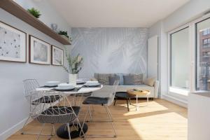 Modern Apartment with Air Conditioning and Parking Near the PGE Stadium in Warsaw by Noclegi Renters